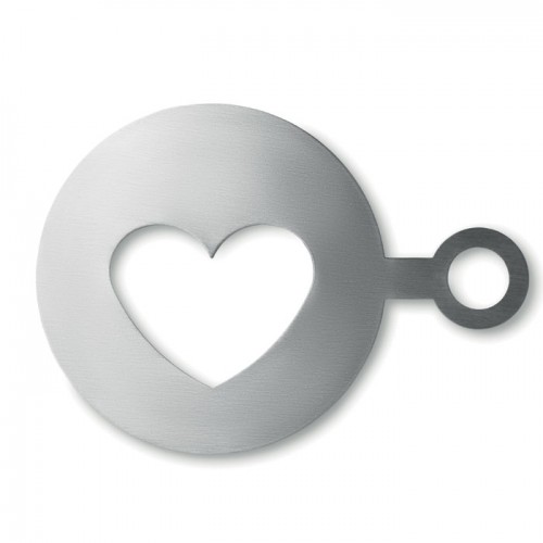 Metalowy szablon do kawy w kształcie serca.