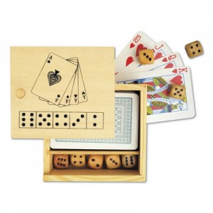 Zestaw gier w drewnianym pudełku: karty i kości 